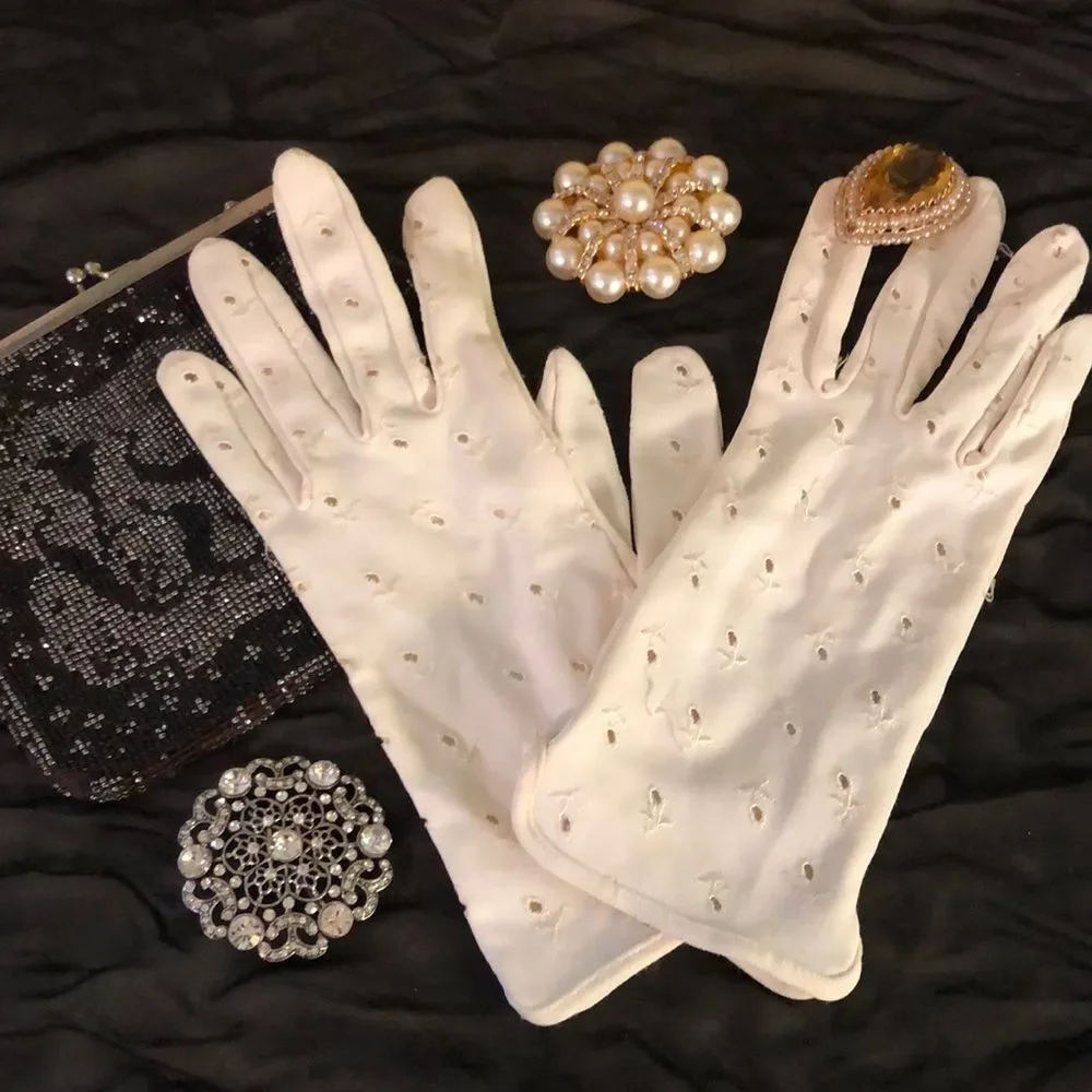 Vintage Off White Ladies Gloves Floral Embroidery